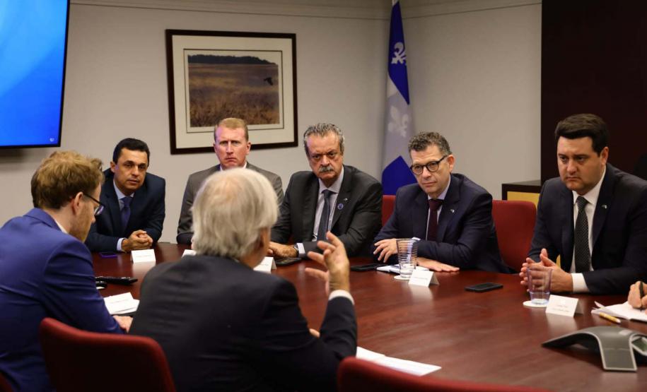 A missão internacional liderada pelo governador Carlos Massa Ratinho Junior iniciou nesta quinta-feira (20) sua agenda no Canadá com reuniões com representantes do governo da província de Quebec para buscar novas parcerias nas áreas de tecnologia, sustentabilidade e energia renovável.