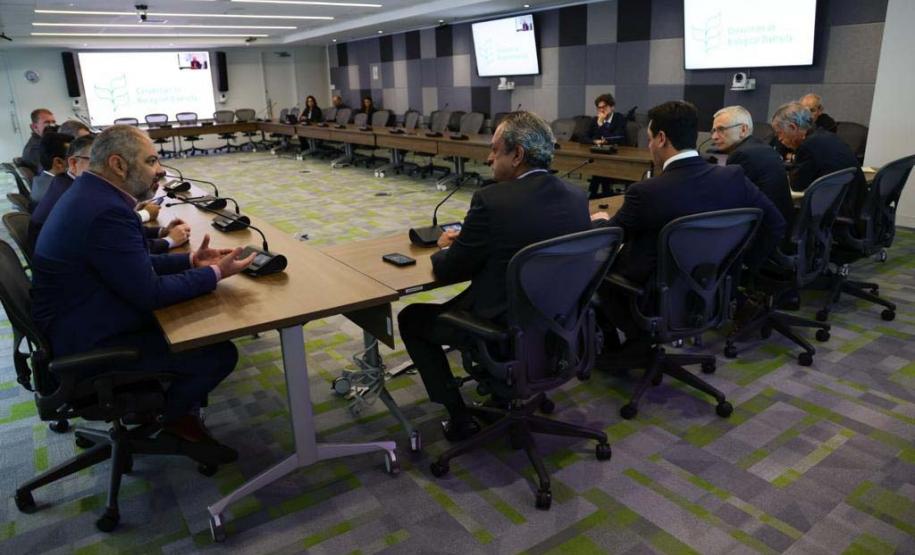 Foto de equipe do governador Carlos Massa Ratinho Junior e do secretário-executivo Interino do SCDB, David Cooper