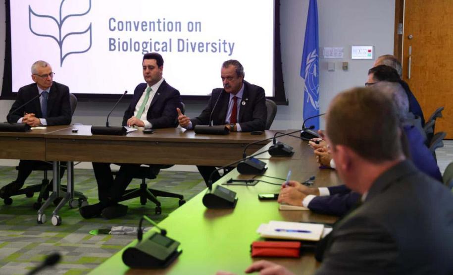 Foto de equipe do governador Carlos Massa Ratinho Junior e do secretário-executivo Interino do SCDB, David Cooper