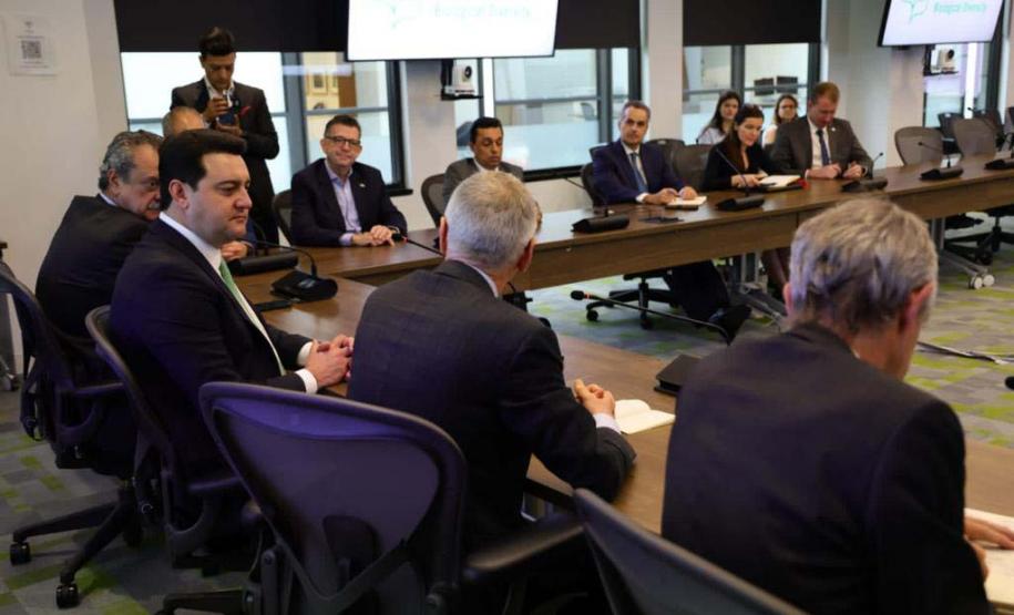 Foto de equipe do governador Carlos Massa Ratinho Junior e do secretário-executivo Interino do SCDB, David Cooper