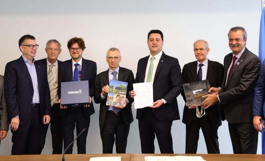 Foto de equipe do governador Carlos Massa Ratinho Junior e do secretário-executivo Interino do SCDB, David Cooper