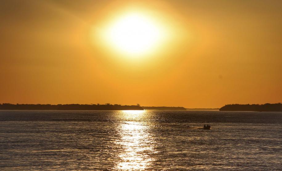 Foto de pôr do sol sobre rio