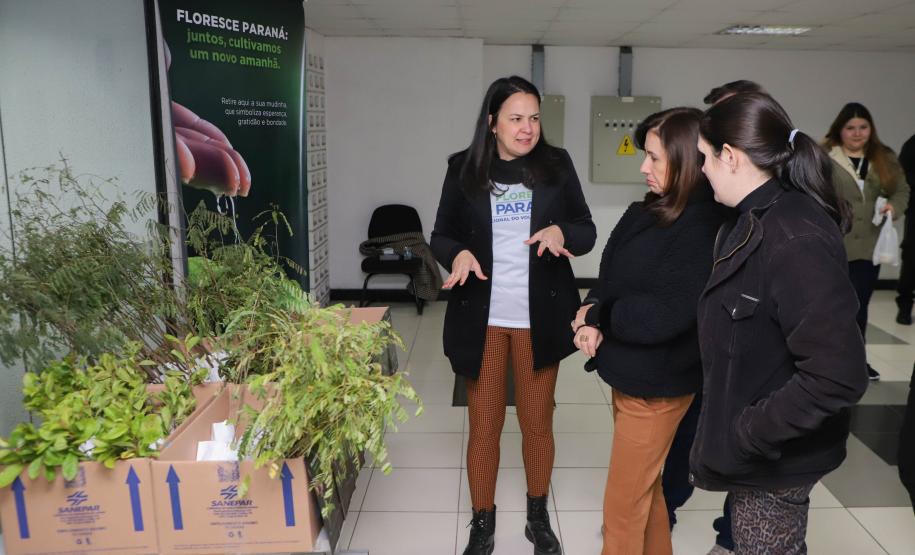 Representante do IAT explicando sobre o florescer a duas civis
