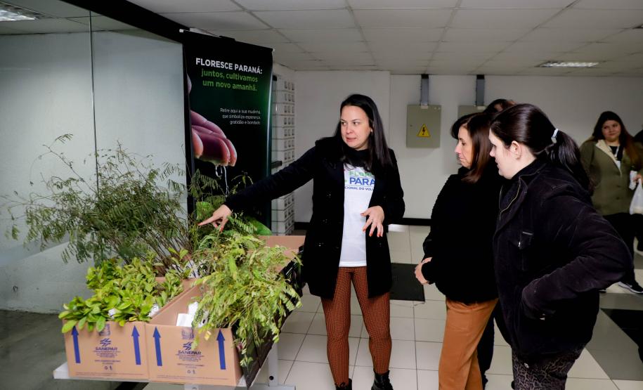 Representante do IAT explicando sobre o florescer a duas civis