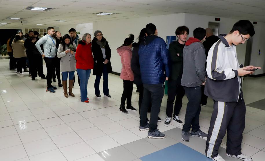 Fila de pessoas para conhecer o estande do IAT