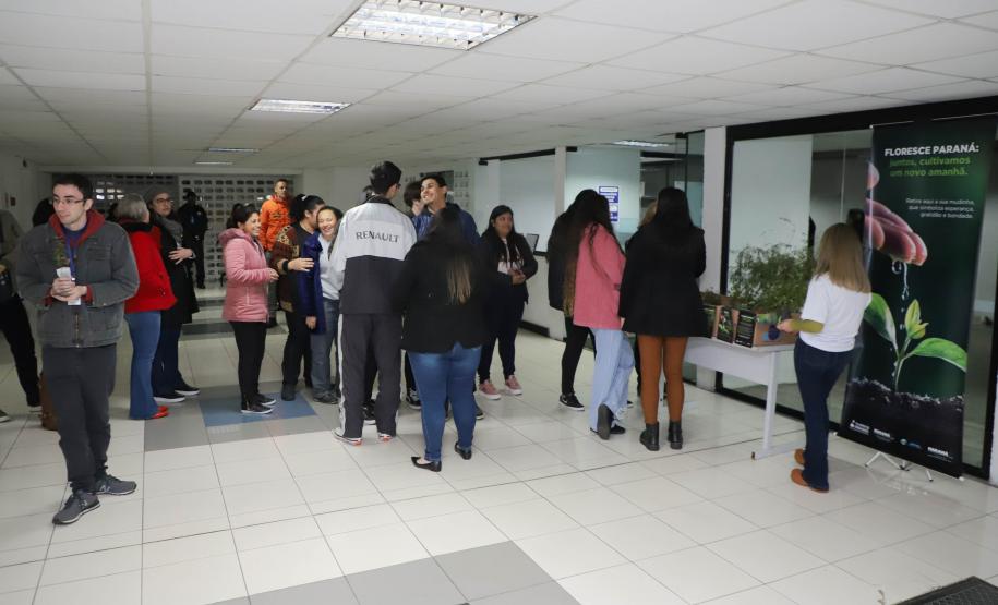 Fila de pessoas para conhecer o estande do IAT