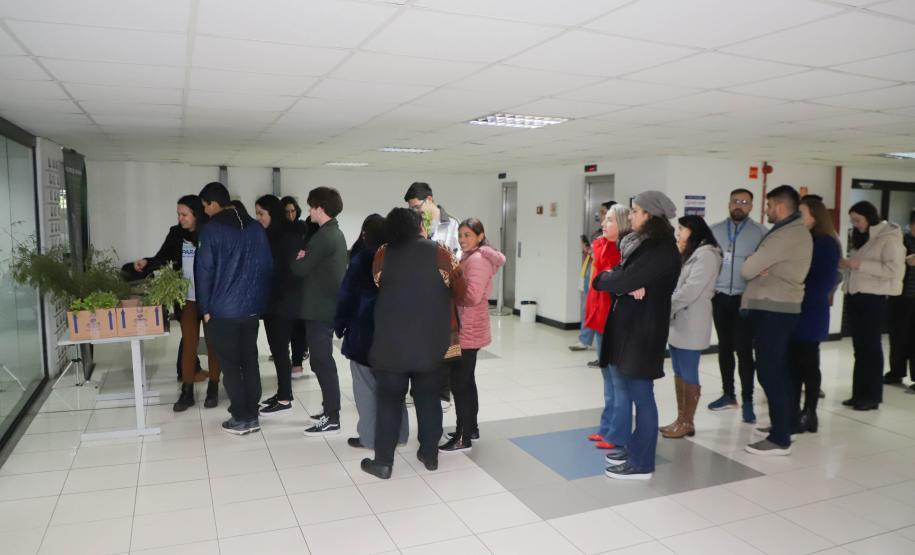 Fila de pessoas para conhecer o estande do IAT