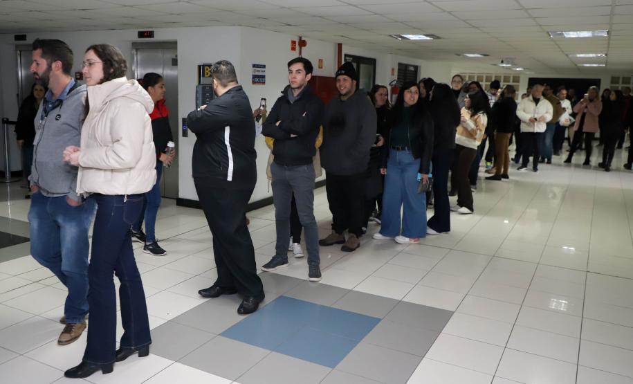 Fila de pessoas para conhecer o estande do IAT