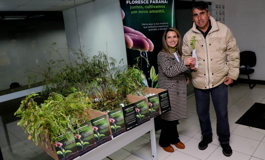 Representante do IAT posando com civil de muda em mãos