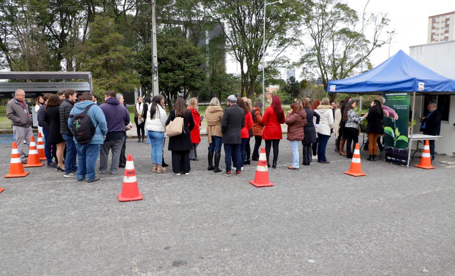 Civis aguardando em fila para conhecer o estande do IAT