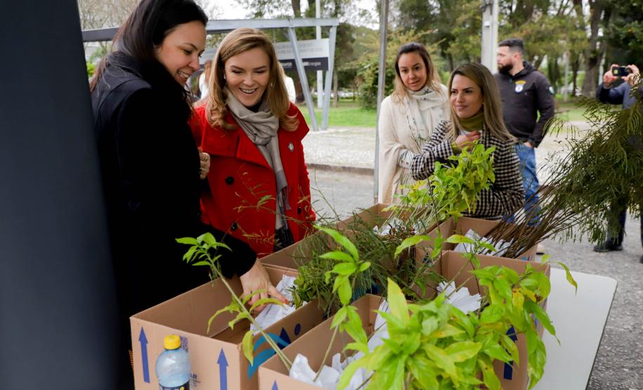Estande do IAT com equipe e civis se informando