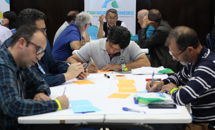 Foto de pessoas escrevendo em mesa