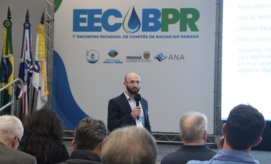 Foto de homem palestrando