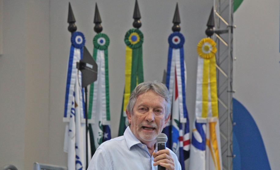 Foto de homem palestrando