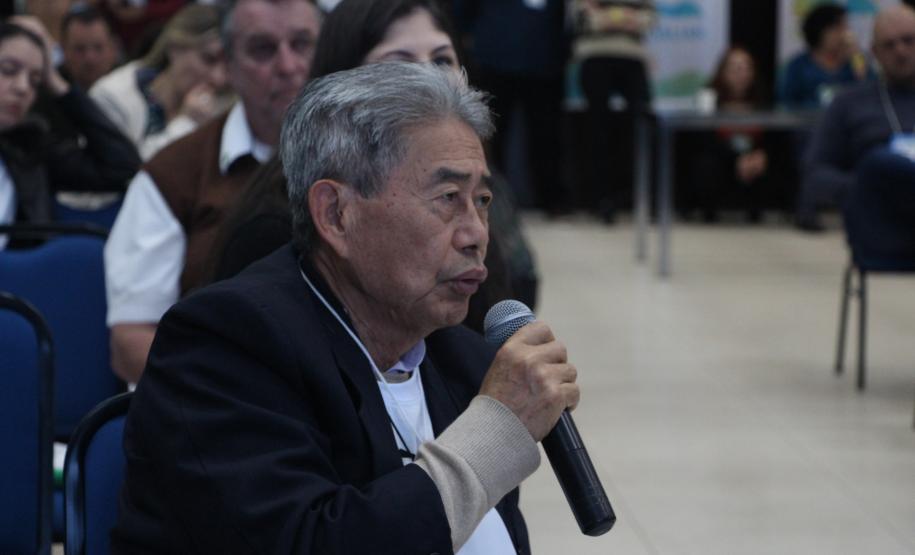 Foto de homem palestrando