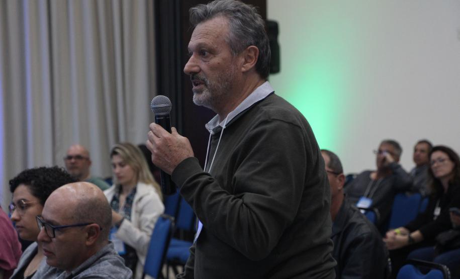 Foto de homem palestrando