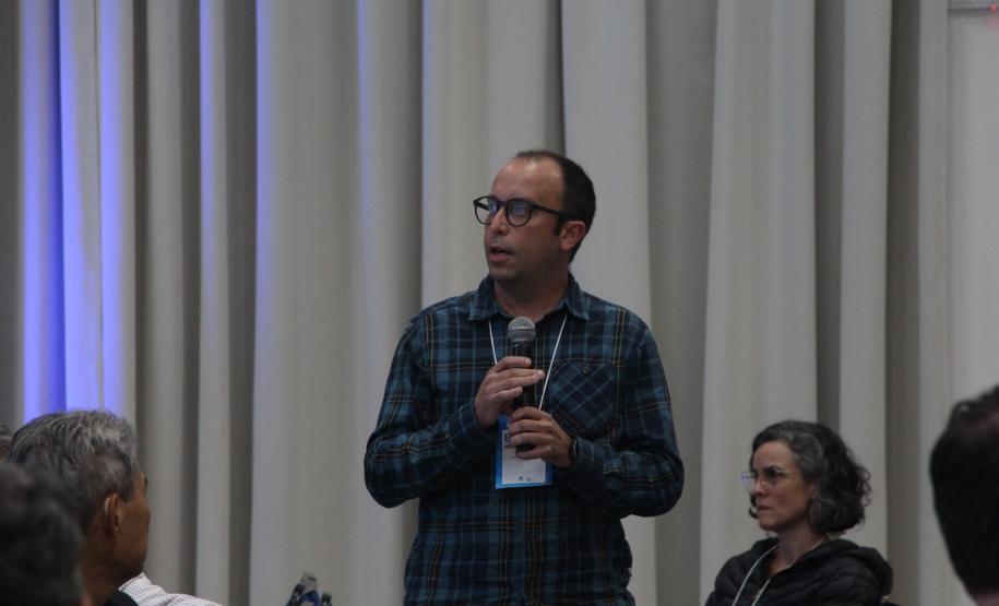 Foto de homem palestrando