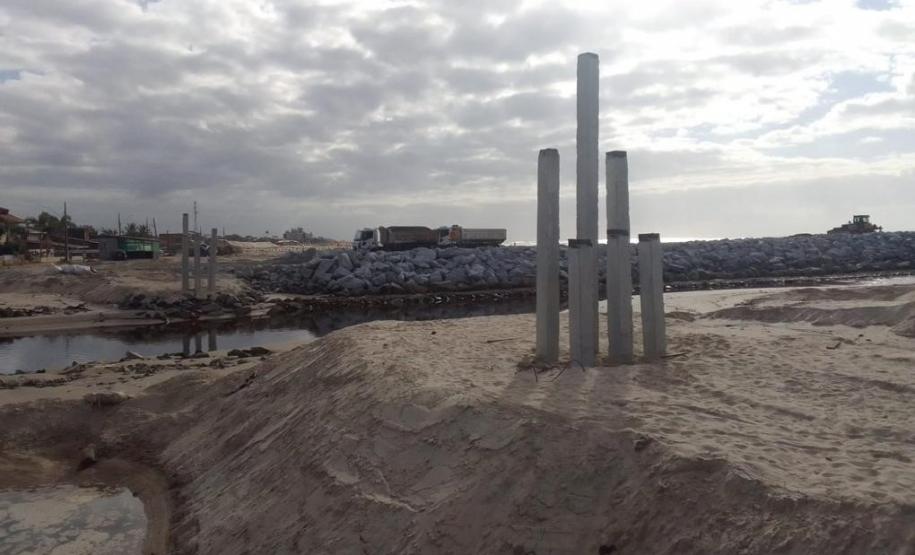 Estacas instaladas a margem do Rio Matinhos