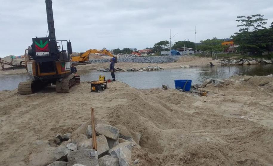 Trator na margem do Rio Matinhos