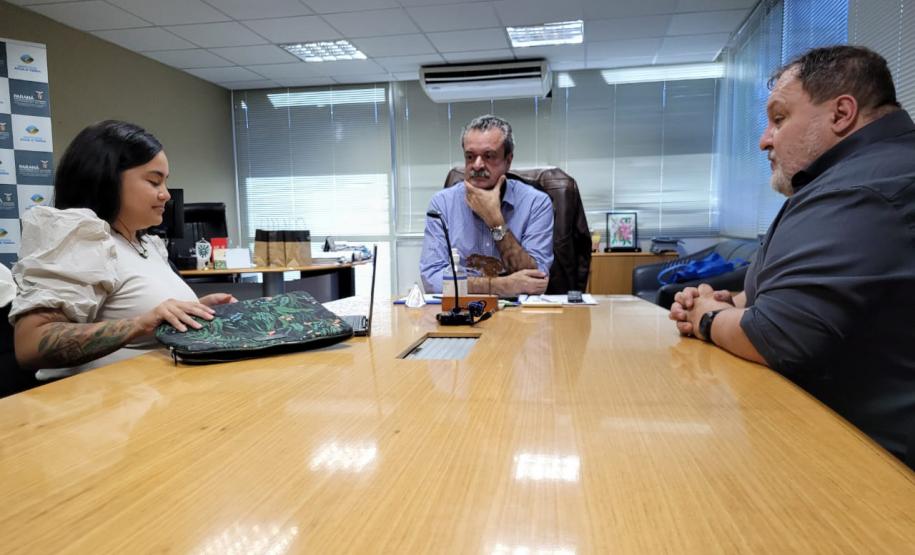 Foto da mestrando conversando com Renato Robert e com presidente do IAT