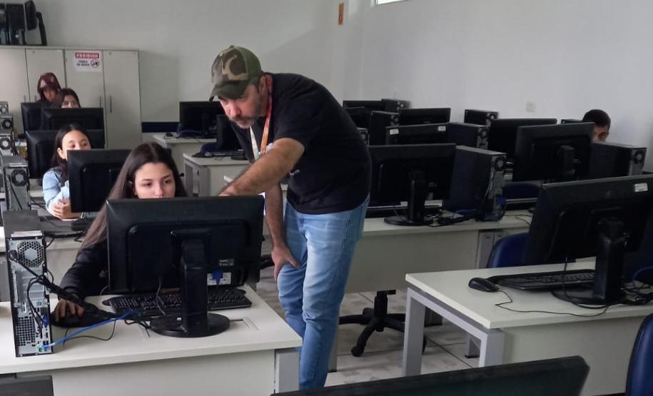 Oferecido gratuitamente pelo IAT em parceria com o Senac, curso de básico de Linguagem de Programação está animando os jovens de Matinhos