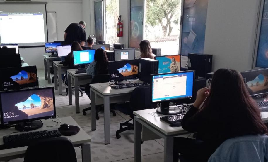 Oferecido gratuitamente pelo IAT em parceria com o Senac, curso de básico de Linguagem de Programação está animando os jovens de Matinhos