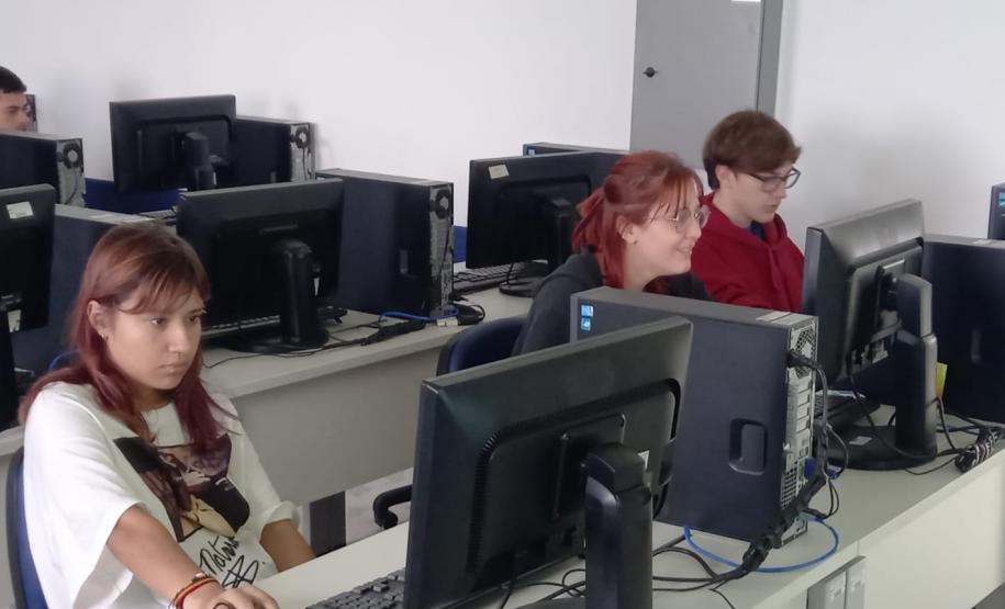 Oferecido gratuitamente pelo IAT em parceria com o Senac, curso de básico de Linguagem de Programação está animando os jovens de Matinhos