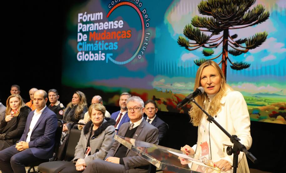 Foto dos servidores governo do Estado no palco