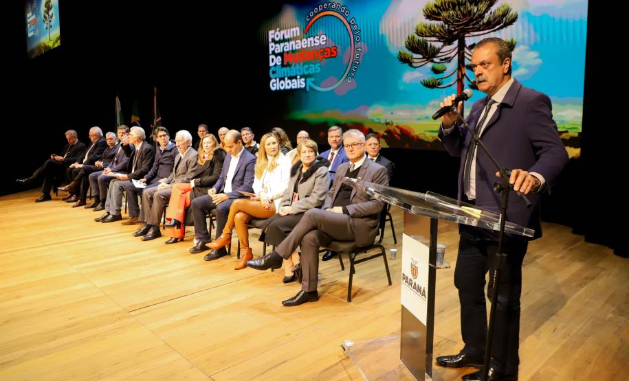 Foto dos servidores governo do Estado no palco