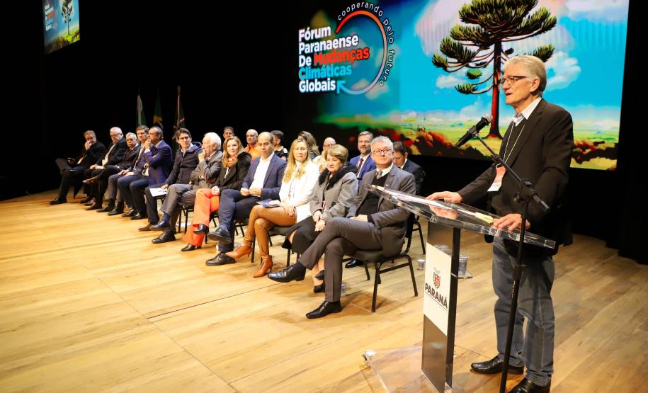 Foto dos servidores governo do Estado no palco