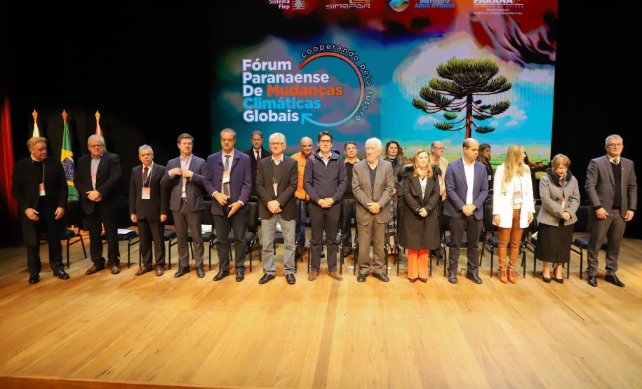 Foto dos servidores governo do Estado no palco