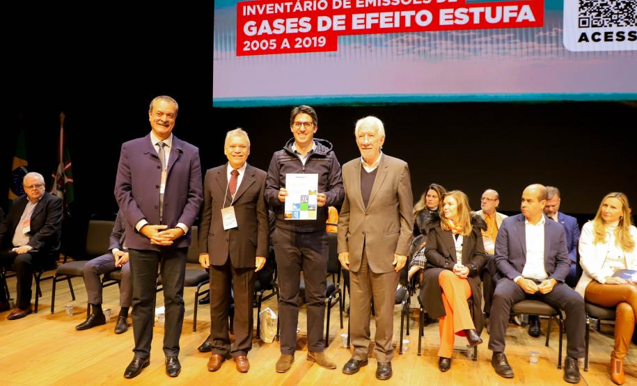 Foto dos servidores governo do Estado no palco