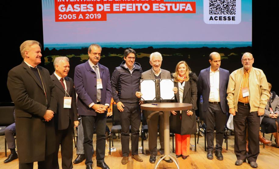 Foto dos servidores governo do Estado no palco
