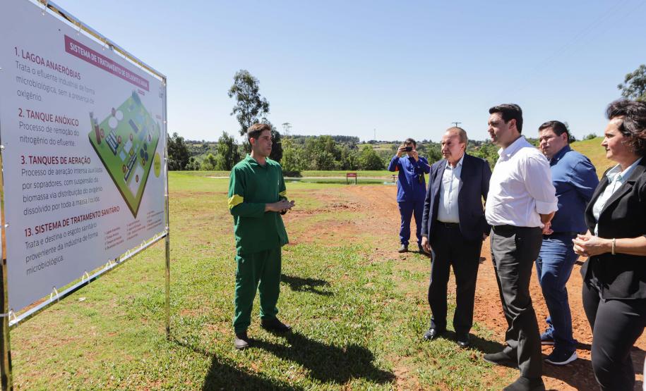 Foto do governador e equipe no sistema de reuso
