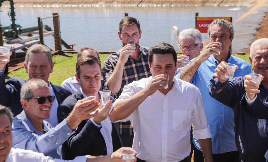 Foto do governador e equipe no sistema de reuso