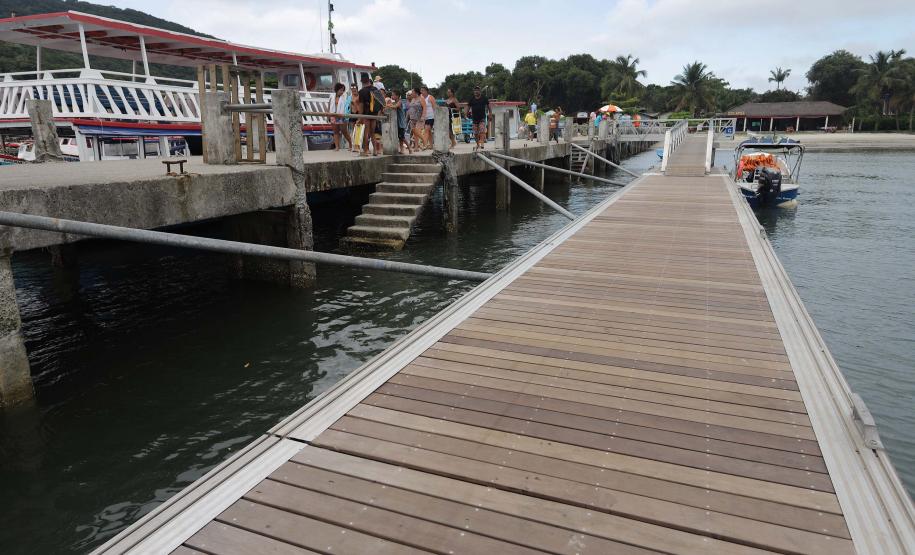 Píer de embarque para a Ilha do Mel.