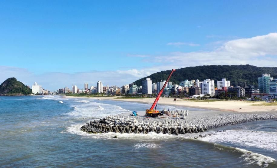 Trator na construção da praia