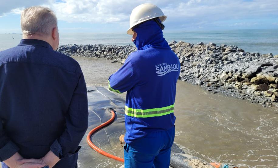 Agente do IAT e funcionário da sambaqui em frente à obra