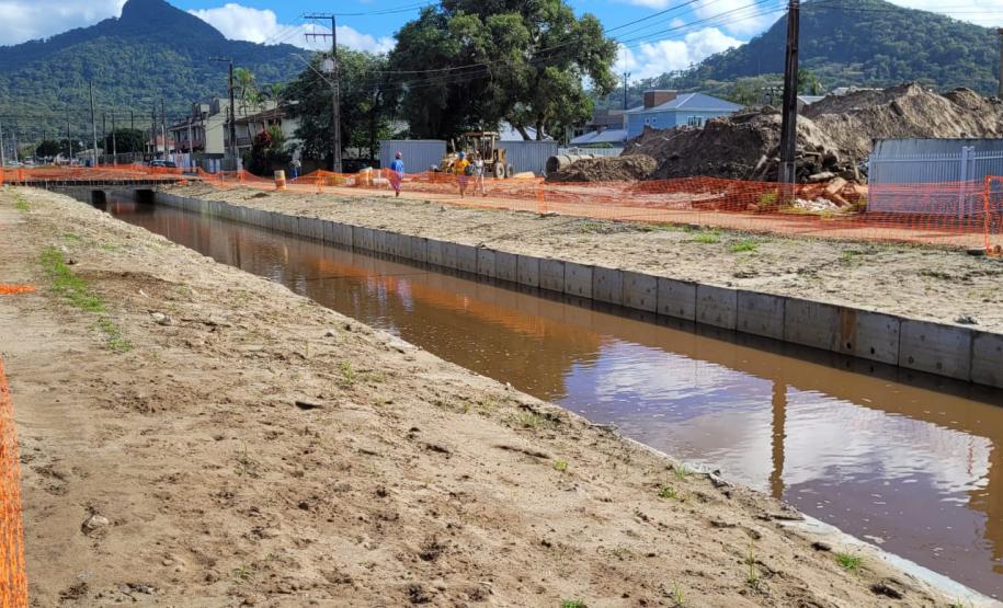 Obras na construção da passarela sobre o Rio Matinhos
