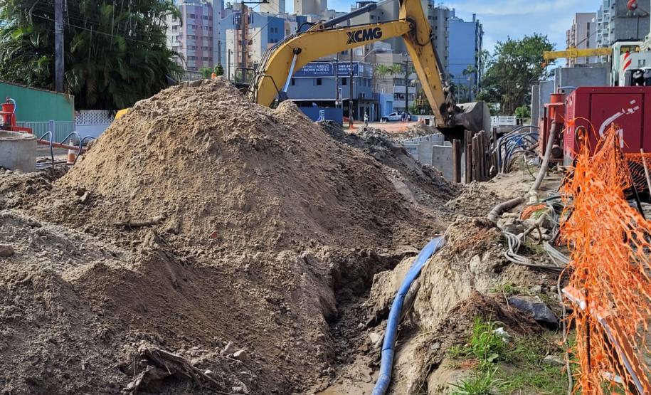 Um trator em meio a construção