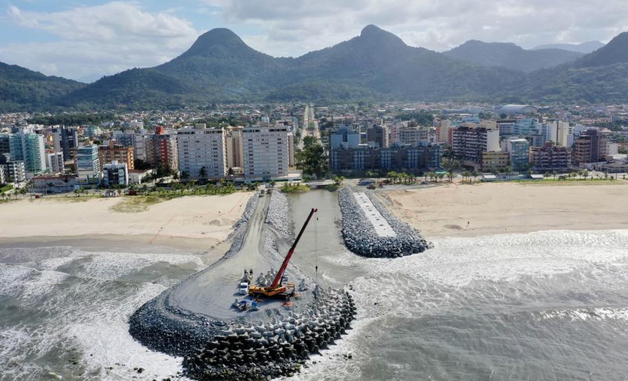 Trator na construção da praia