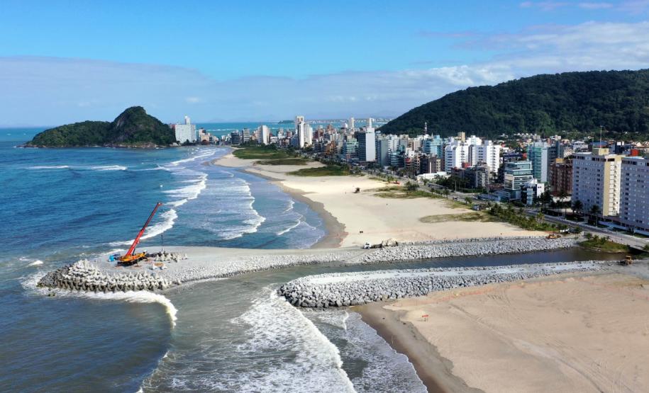 Trator na construção da praia