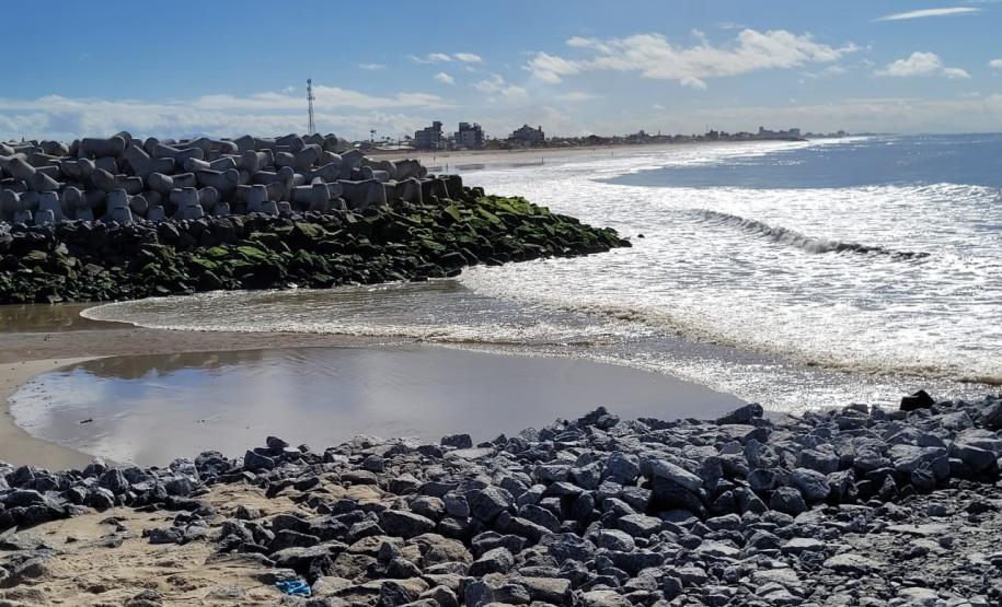Beira mar de pedras para a construção da revitalização da orla