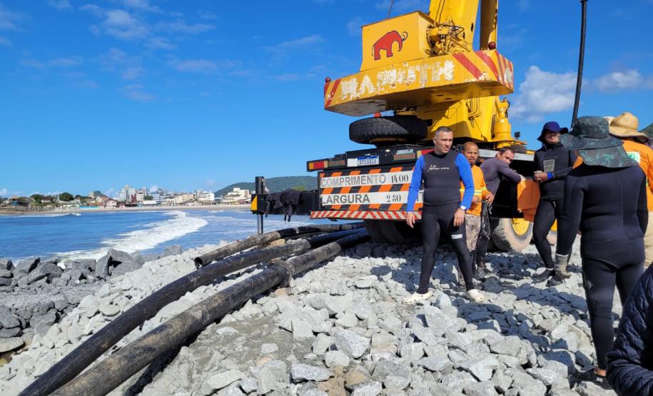 Trabalhadores da obra em frente a um trator
