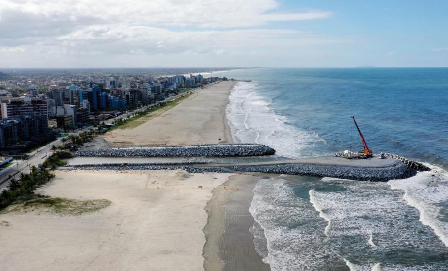 Trator na construção da praia