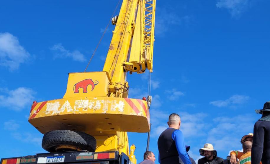 Trabalhadores da obra em frente a um trator