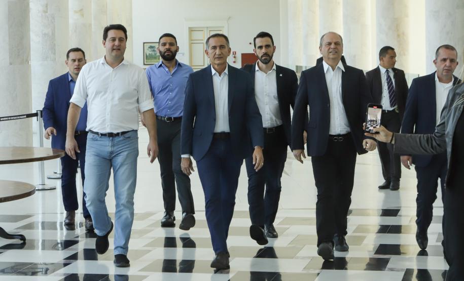 Curitiba, 18 de setembro de 2023 - O governador Carlos Massa Ratinha Jr., ao lado do ministro da Integração e do Desenvolvimento Regional, Waldez Góes, e do diretor da Agência Nacional das Águas, Felipe de Mello S. Cunha, assina o Termo de Adesão ao Pacto pela Governança da Água.