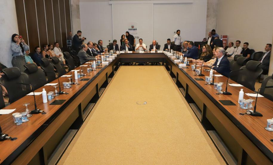 Curitiba, 18 de setembro de 2023 - O governador Carlos Massa Ratinha Jr., ao lado do ministro da Integração e do Desenvolvimento Regional, Waldez Góes, e do diretor da Agência Nacional das Águas, Felipe de Mello S. Cunha, assina o Termo de Adesão ao Pacto pela Governança da Água.