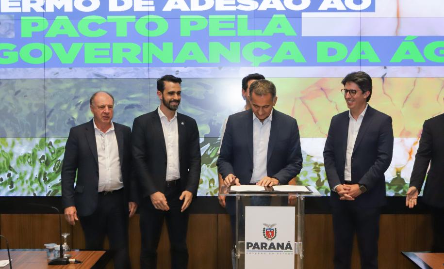 Curitiba, 18 de setembro de 2023 - O governador Carlos Massa Ratinha Jr., ao lado do ministro da Integração e do Desenvolvimento Regional, Waldez Góes, e do diretor da Agência Nacional das Águas, Felipe de Mello S. Cunha, assina o Termo de Adesão ao Pacto pela Governança da Água.