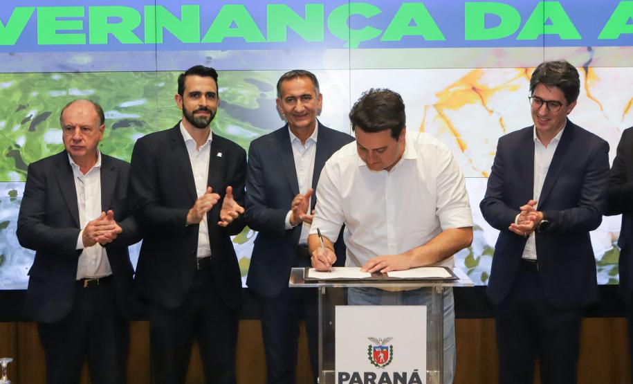 Curitiba, 18 de setembro de 2023 - O governador Carlos Massa Ratinha Jr., ao lado do ministro da Integração e do Desenvolvimento Regional, Waldez Góes, e do diretor da Agência Nacional das Águas, Felipe de Mello S. Cunha, assina o Termo de Adesão ao Pacto pela Governança da Água.